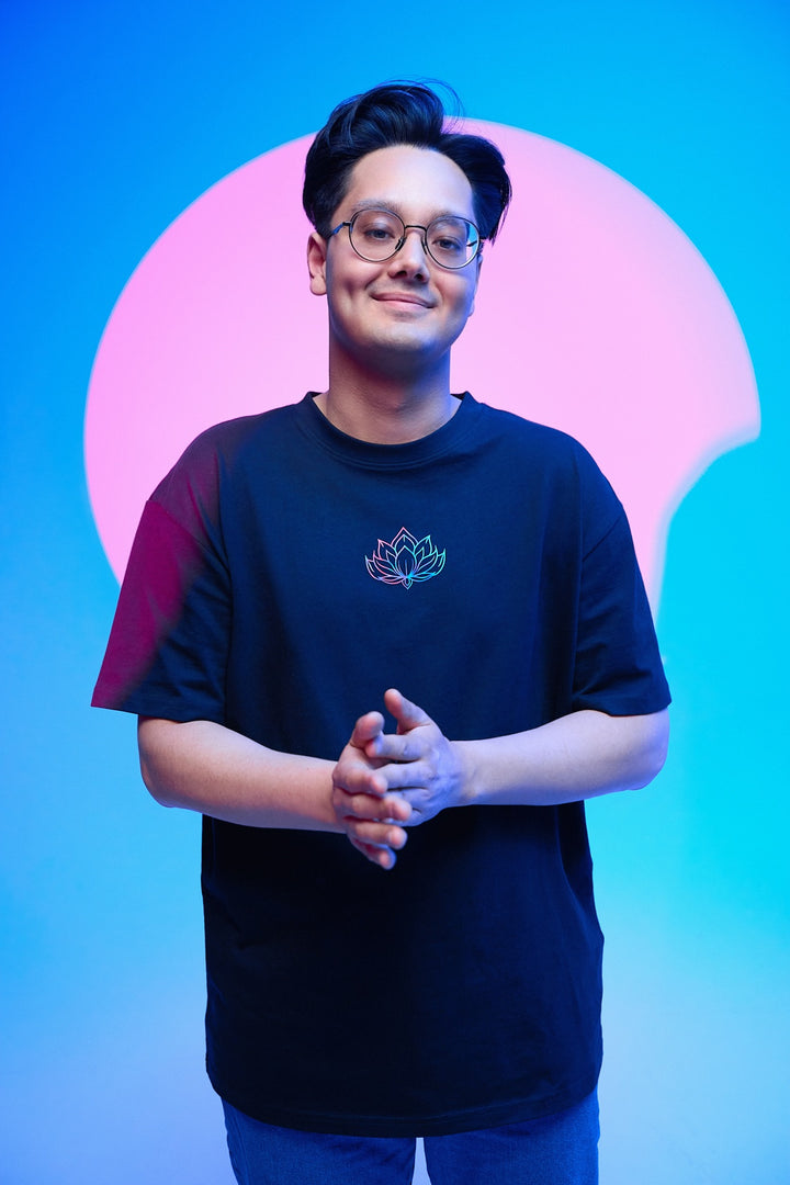 Foto von Raafey in seinem Infinity T-Sirt aus der Yoru Bloom Kollektion im Raafey Shop. Schwarzes T-Shirt mit Lotus vorne und hinten großen Backprint. 